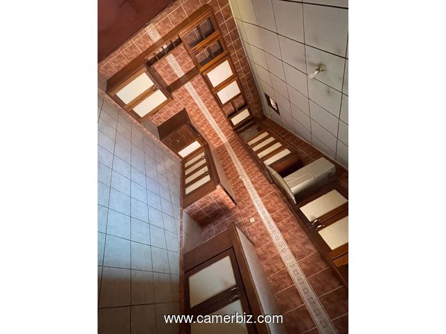 Grande villa avec clim, espace vert, panneaux solaires, interphone, parking, à l'entrée Nkolmesseng. - 34984